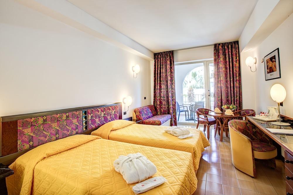 Hotel Le Terrazze يتوجاني المظهر الخارجي الصورة